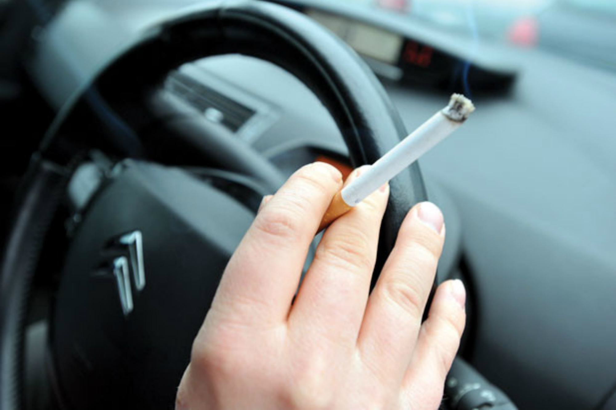 Можно курить в такси. Курит в машине. Курение в автомобиле. Датчик курения в автомобиле. Курят в салоне машины.